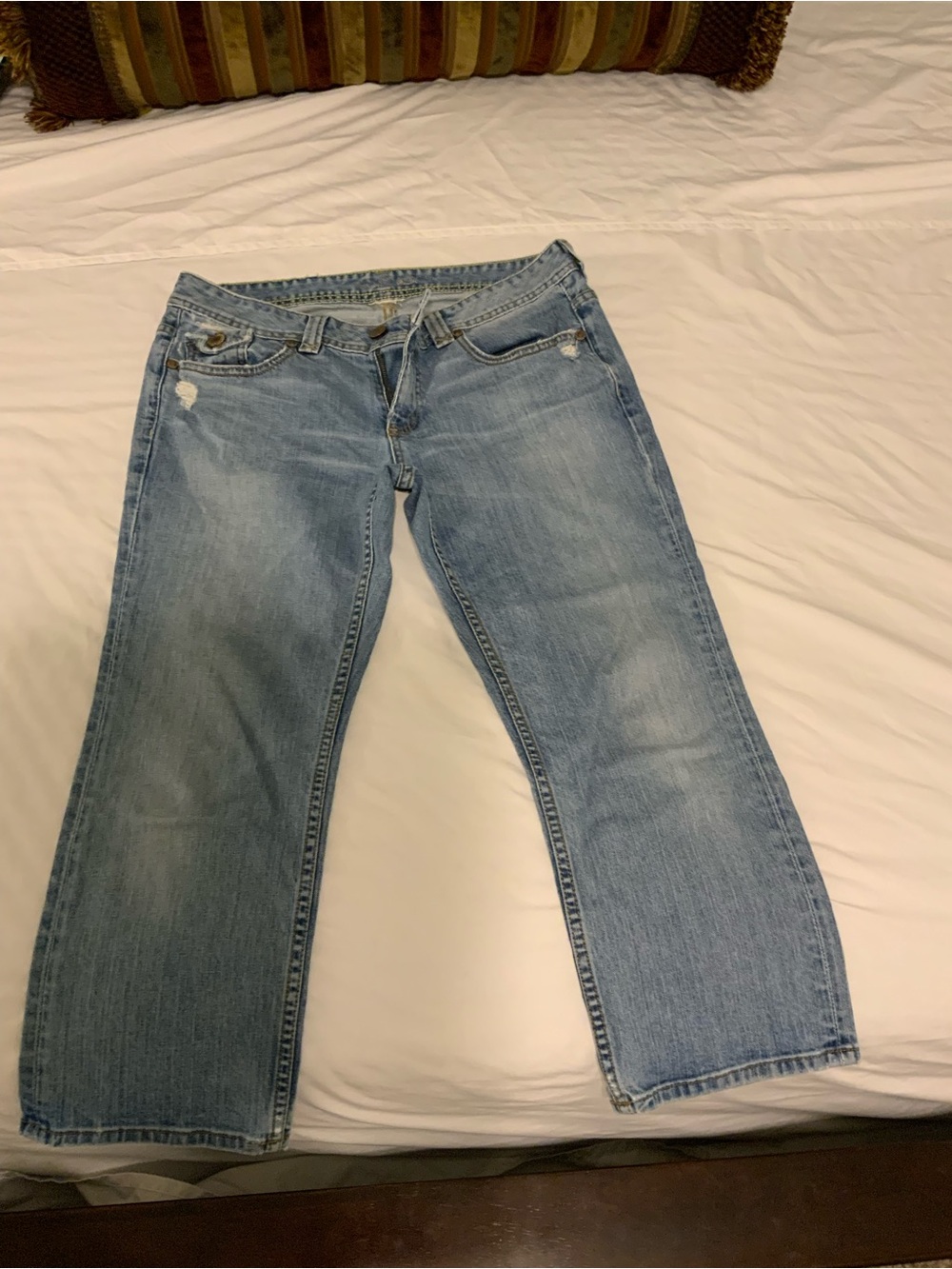 Premier Designs Light Wash Cropped Women's Jeans